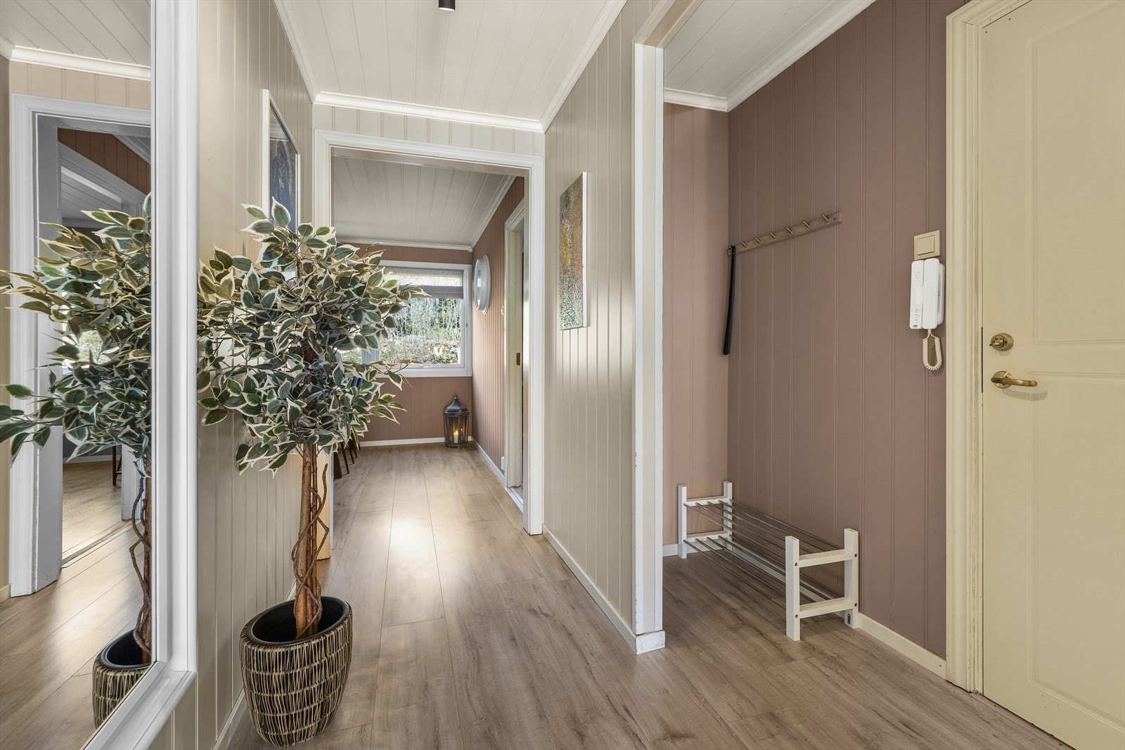 Fra felles innvendig trappegang, trer du inn i en lys entré med god plass til sko og yttertøy. Fra entré har du videre tilgang til de øvrige rommene i leiligheten Galleribilde