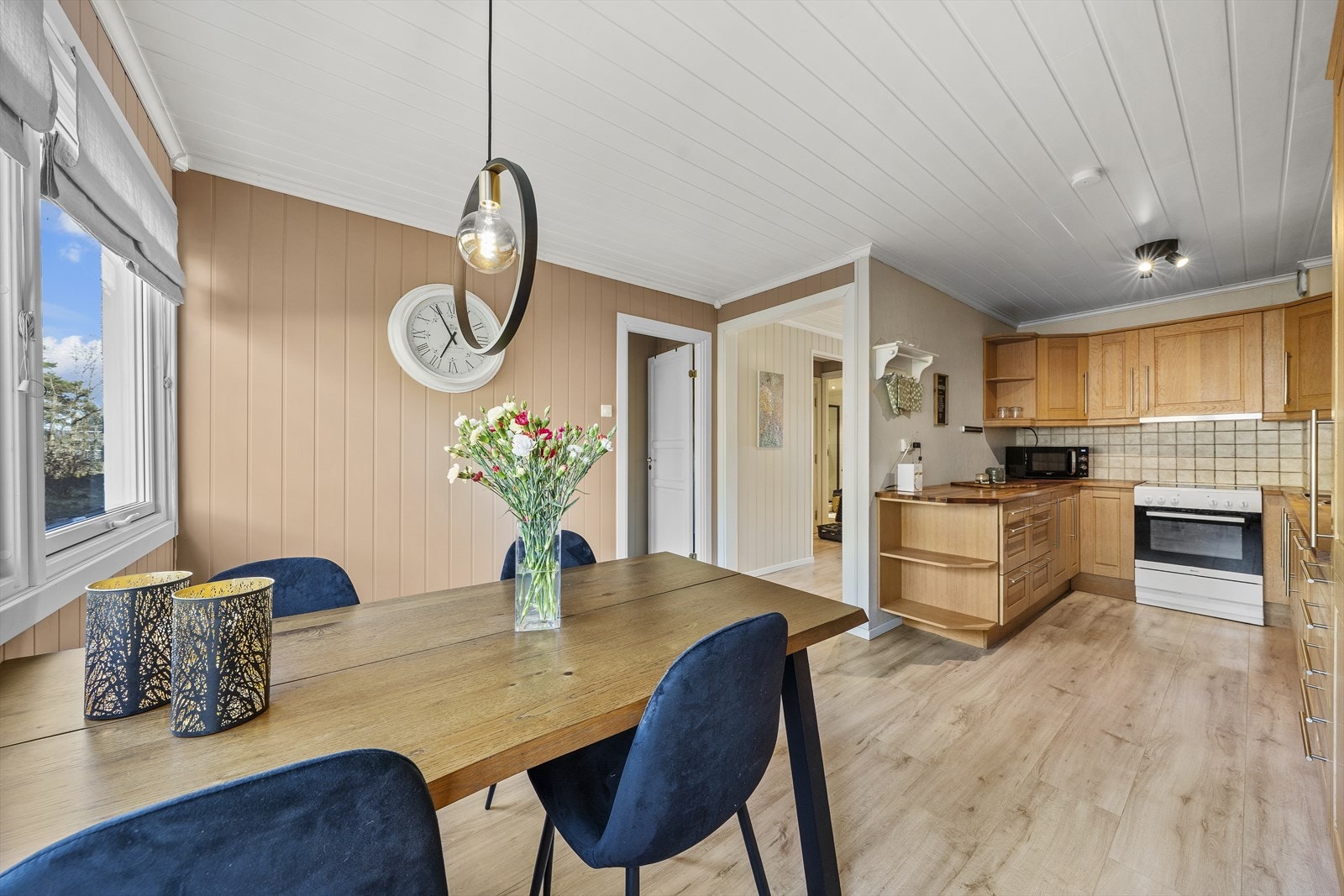 Kjøkken med profilerte fronter, og laminert benkeplate med nedfelt stålvask Galleribilde