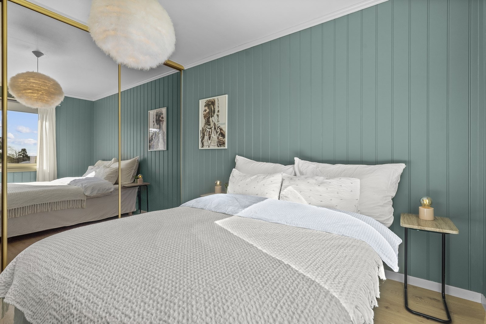 Hovedsoverommet er utstyrt med romslig skyvedørsgarderobe med speilfronter Galleribilde