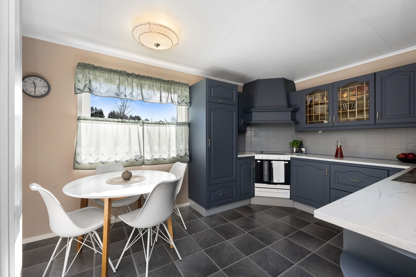 Kjøkkenet er romslig og har god plass for kjøkkenbord. Galleribilde