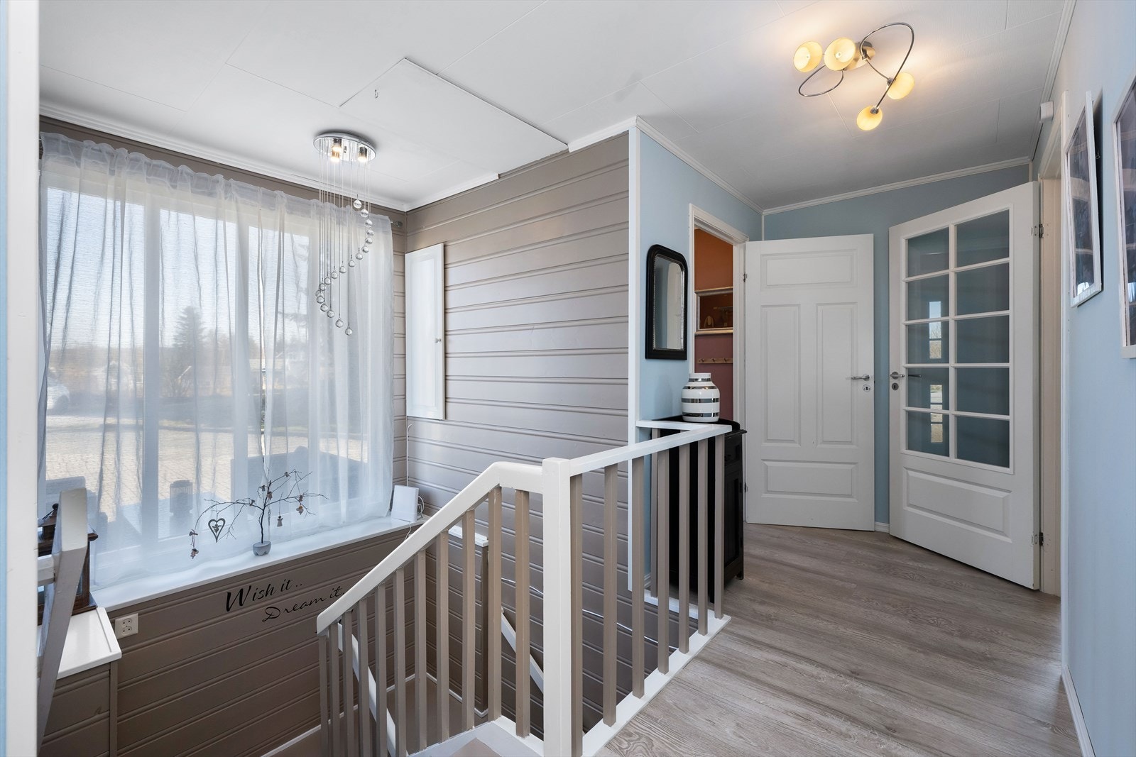 Fra gangen er det tilkomst til underetasje, 2 soverom, wc, bad og inn til stue/kjøkken. Galleribilde