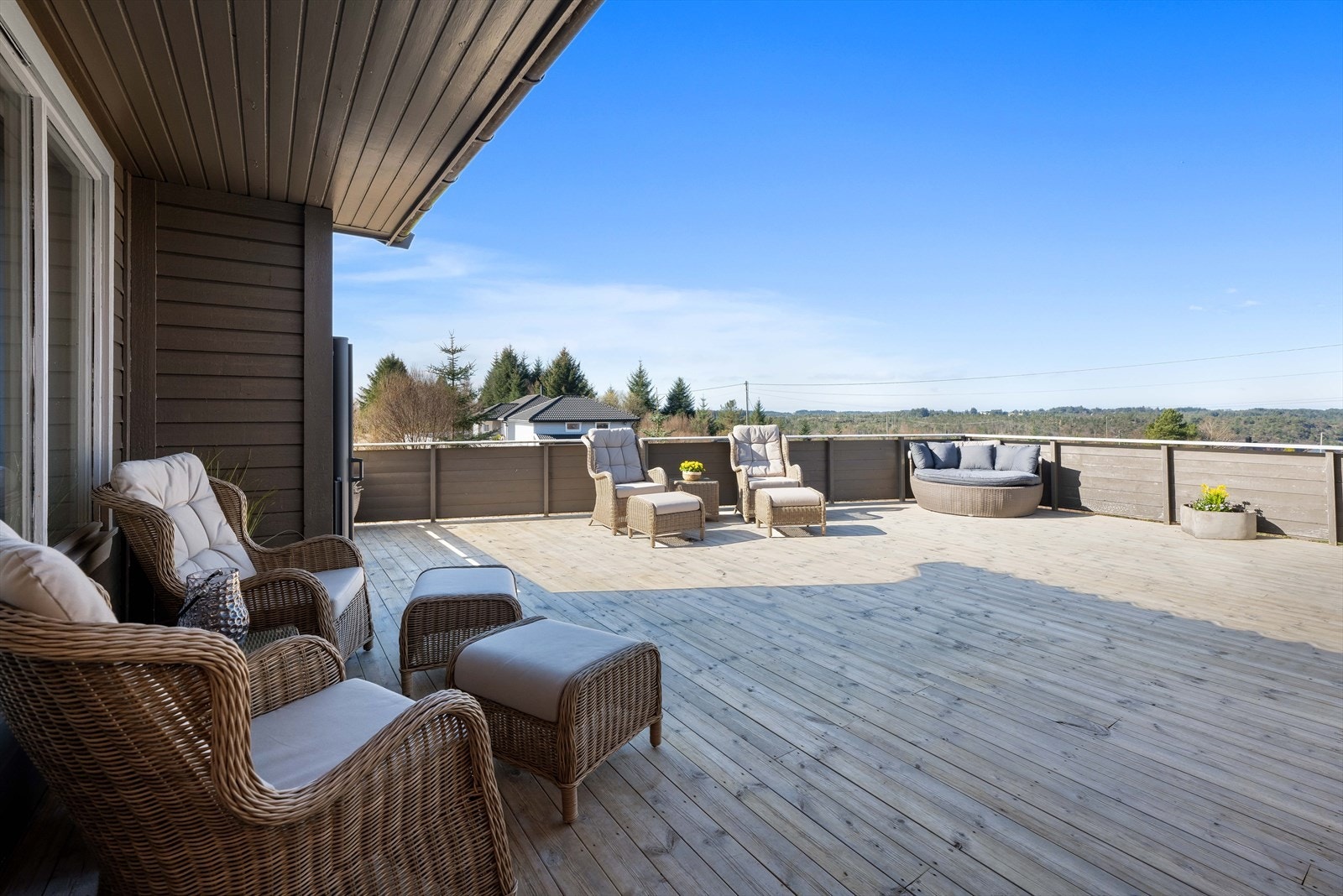Terrassen er stor og har god plass for hagemøbler. Galleribilde