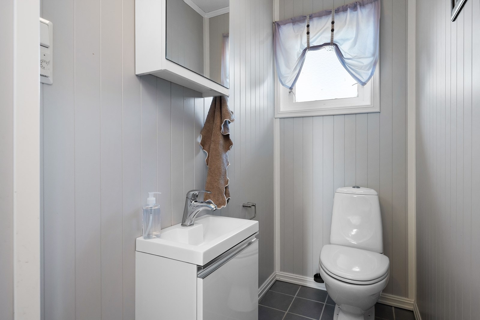 Toalettrom med wc og servant. Galleribilde