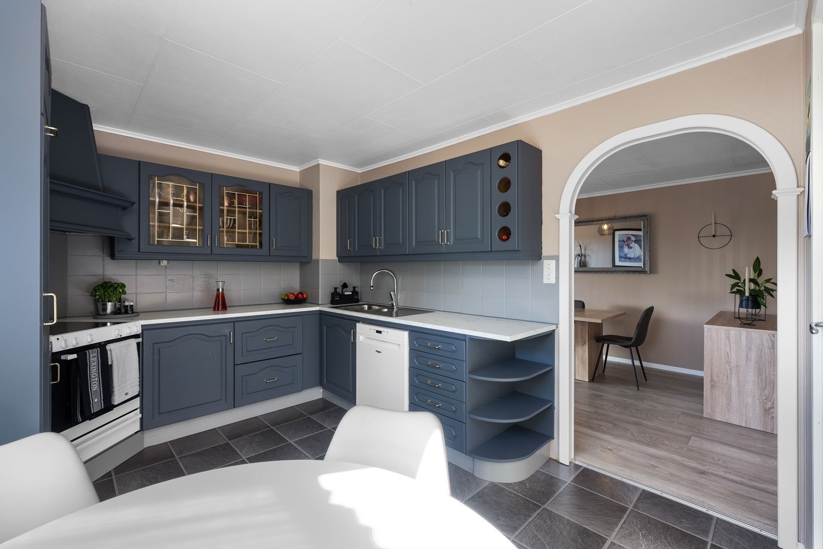 Her har man innredning med profilerte fronter og rikelig med oppbevaringsplass i skuffer og skap. Galleribilde