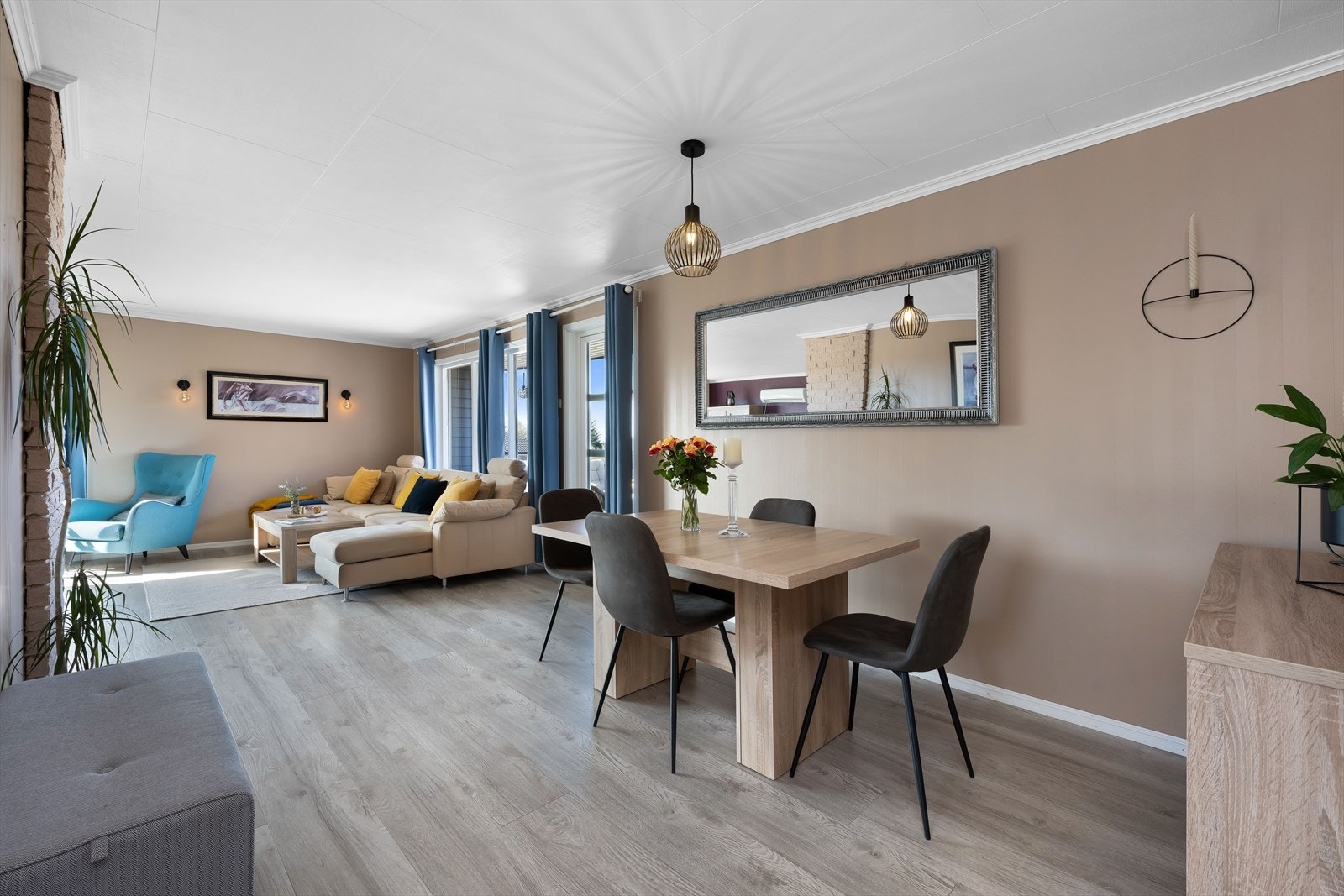 Stuen er romslig og har god plass for stor sittegruppe og stort spisebord for hele familien. Galleribilde