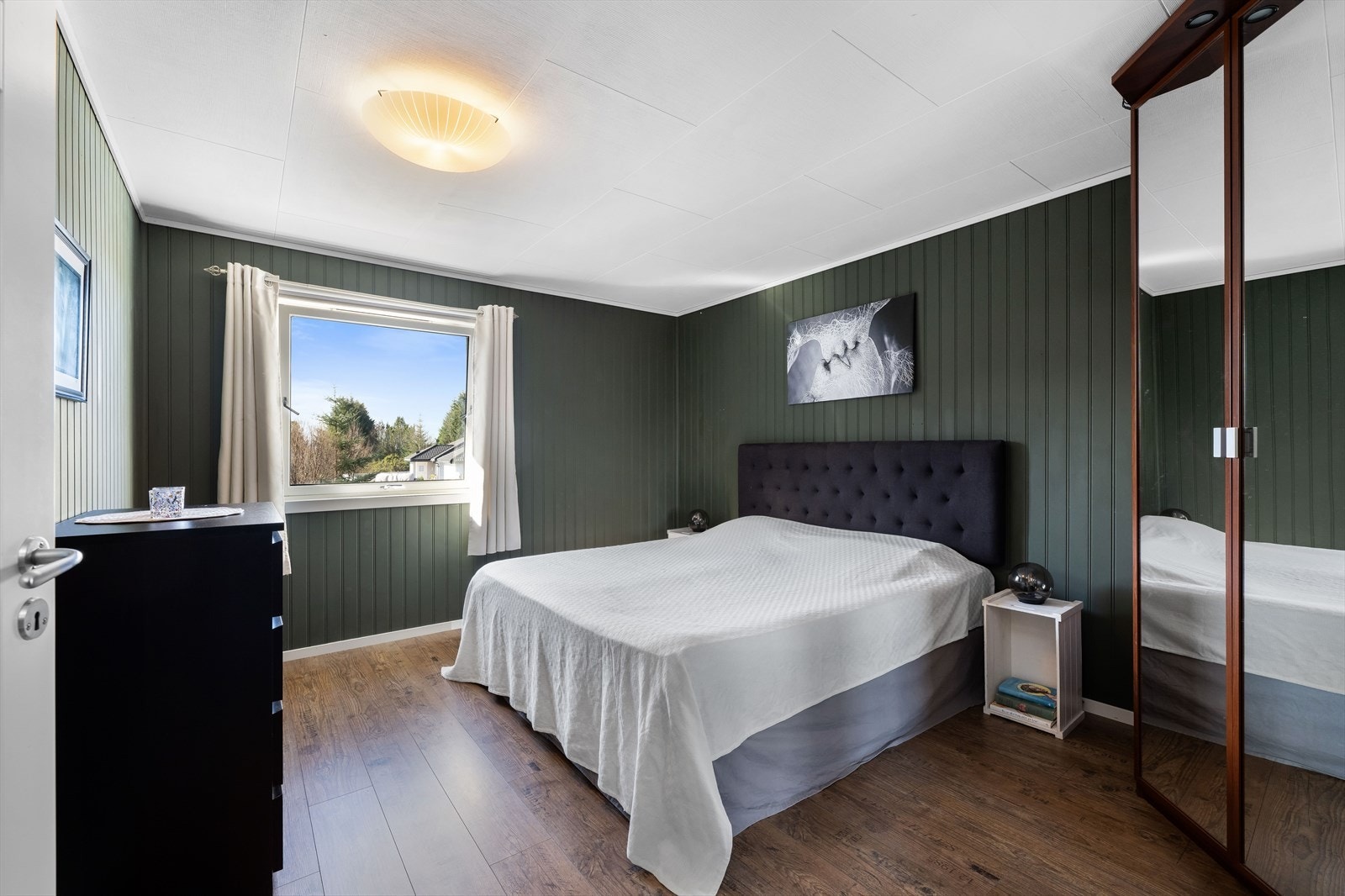 Hovedsoverommet er av god størrelse og har god plass for stor dobbeltseng og garderobe. Galleribilde