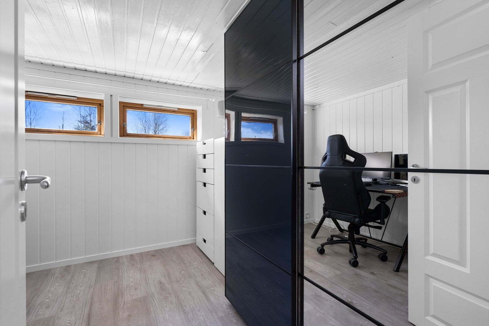 Bodrom som brukes som kontor. Galleribilde