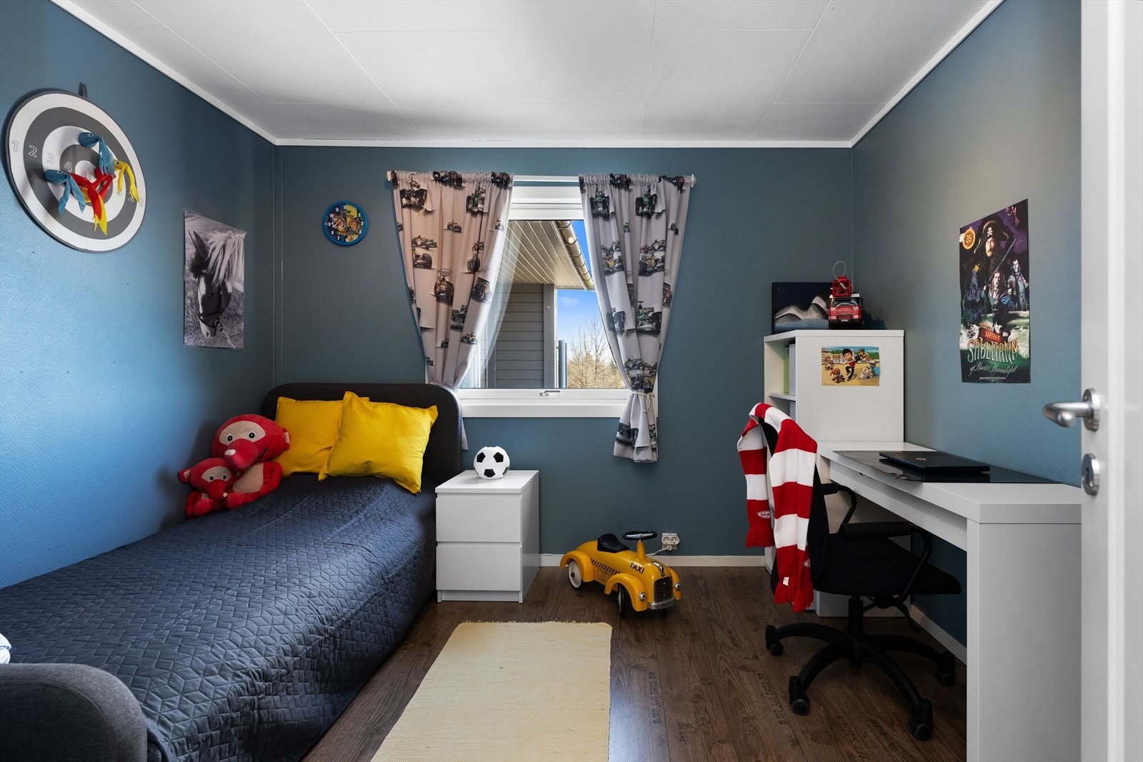 Barnerom med god plass for seng, garderobe og barnelek. Galleribilde