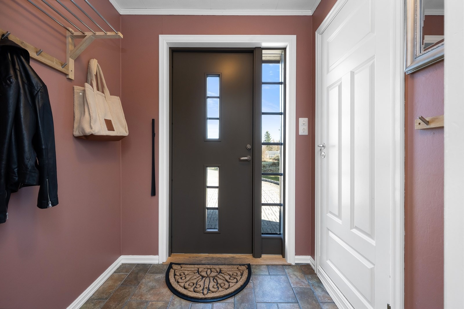 Entré med god plass for yttertøy og inngang til vaskerom. Galleribilde