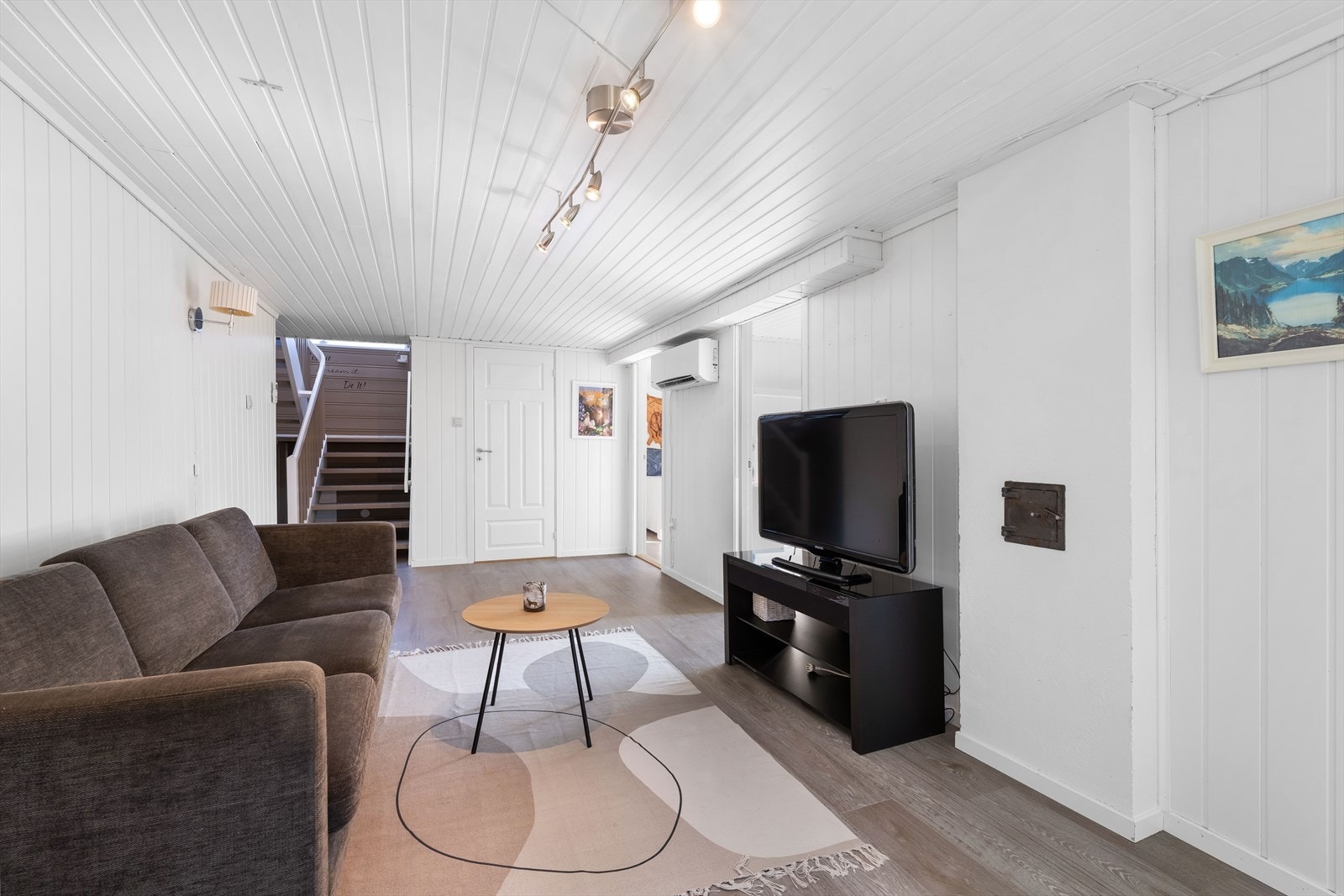 Underetasjen er innredet med kjellerstue, bodrom og 3 soverom samt kontor/garderoberom. Galleribilde