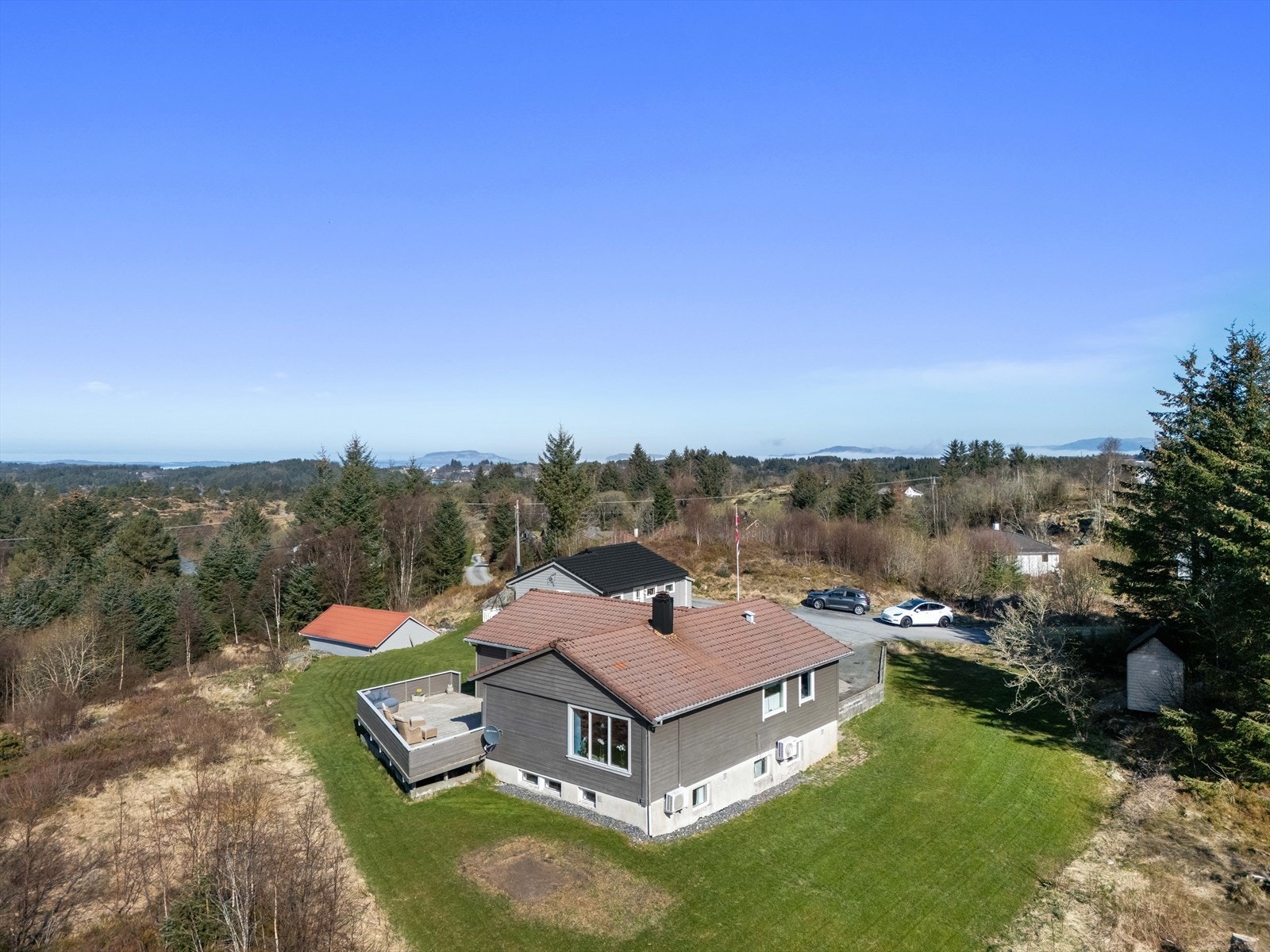 Her har man stor tomt med hage, gårdsrom for parkering og stor terrasse. Galleribilde