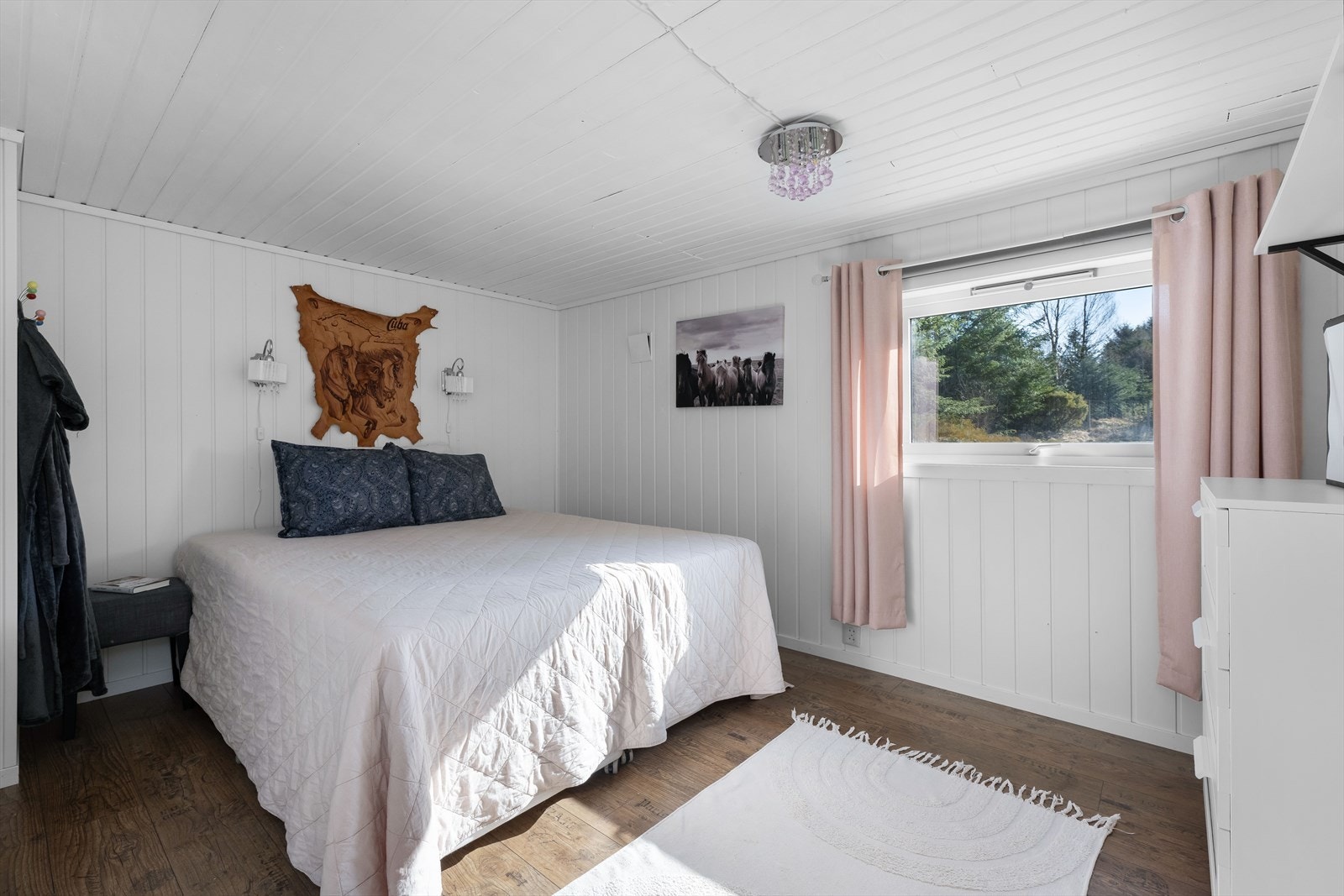 Stort soverom med god plass for dobbeltseng med mer. Galleribilde