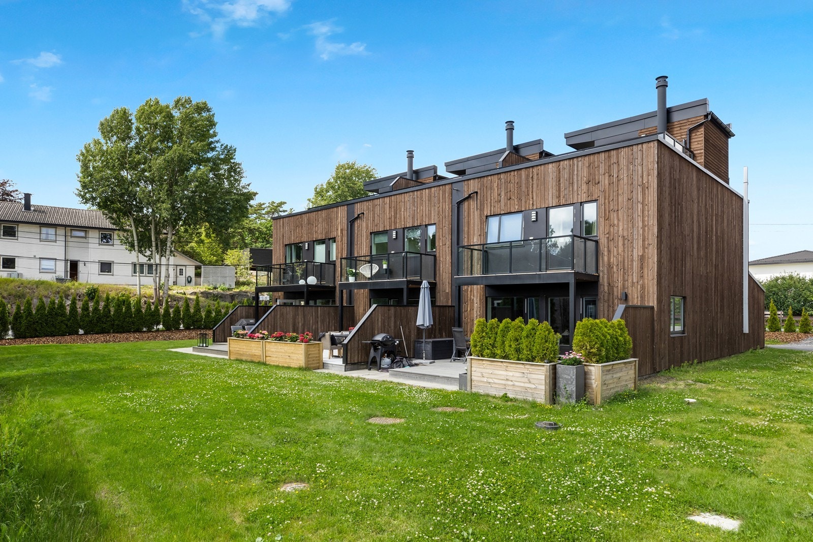 I fra terrassen er det direkte nedgang til hageområdet, med gressplen Galleribilde