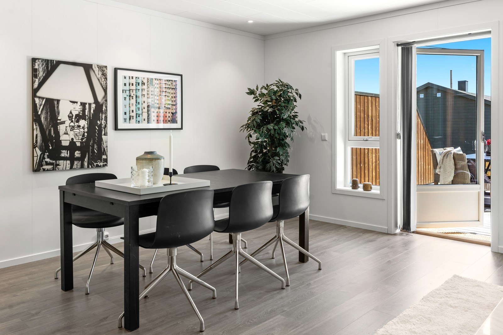 I stua er det også plass til en større spisegruppe/spisestue - og det er utgang til den fine terrassen på terrengnivå Galleribilde