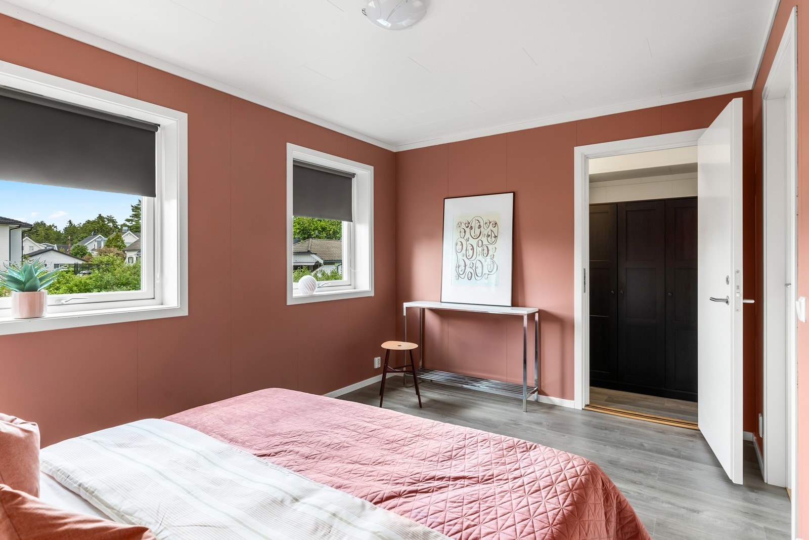 I tilknytning til dette soverommet er det en praktisk walk-in garderobe Galleribilde