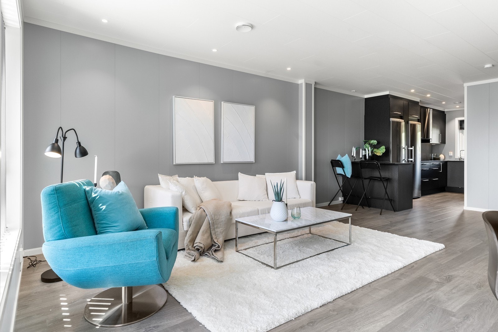 Nytt og trendy rekkehus, i to fulle etasjer. Arkitekt Jan Eilif Søyland har lagt til grunn prinsippene for funksjonalismen. Form følger funksjon. Stilren stue, med moderne overflater og utstrakt bruk av downlights i taket Galleribilde