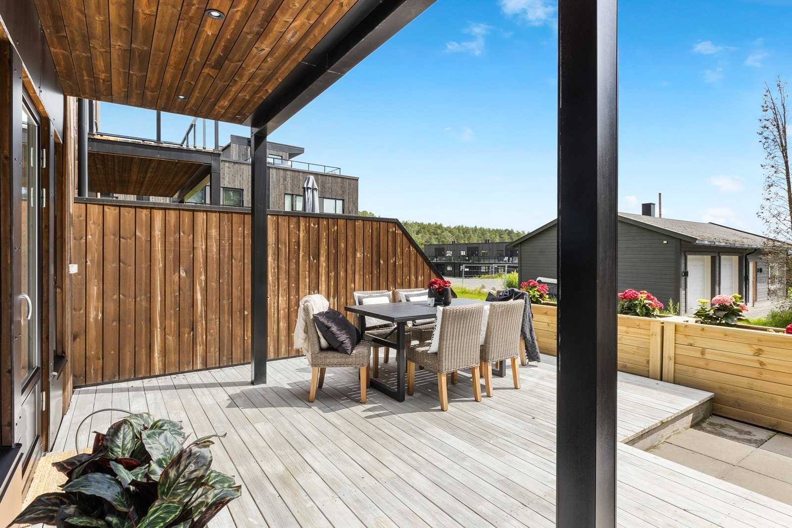 Deler av terrassen er naturlig overbygget av luftebalkongen i 2. etasje Galleribilde