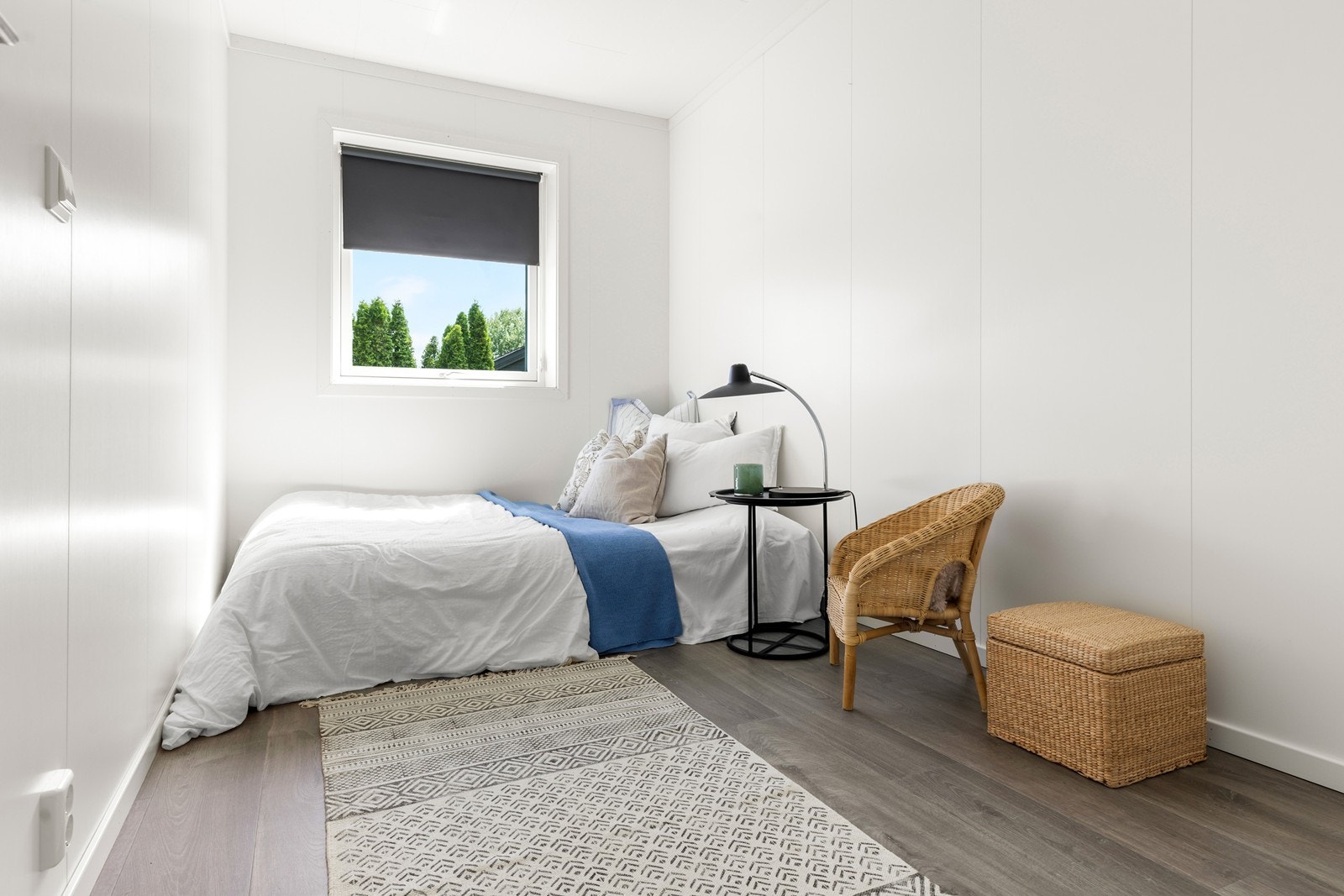 Soverom 2 - med lyse overflater og god plass til seng og tilhørende møbler også her Galleribilde