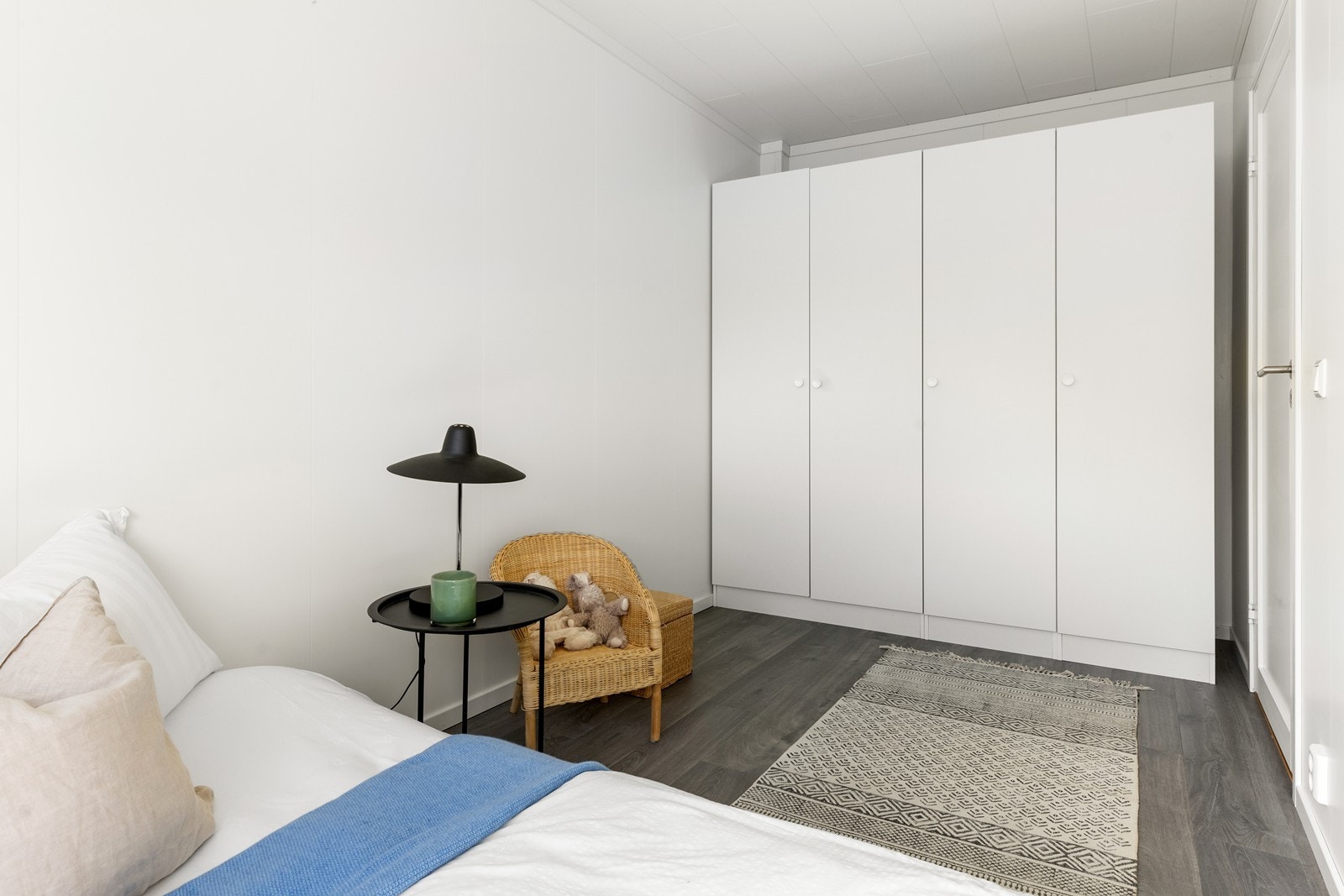 To doble garderobeskap gir god med lagringsplass Galleribilde