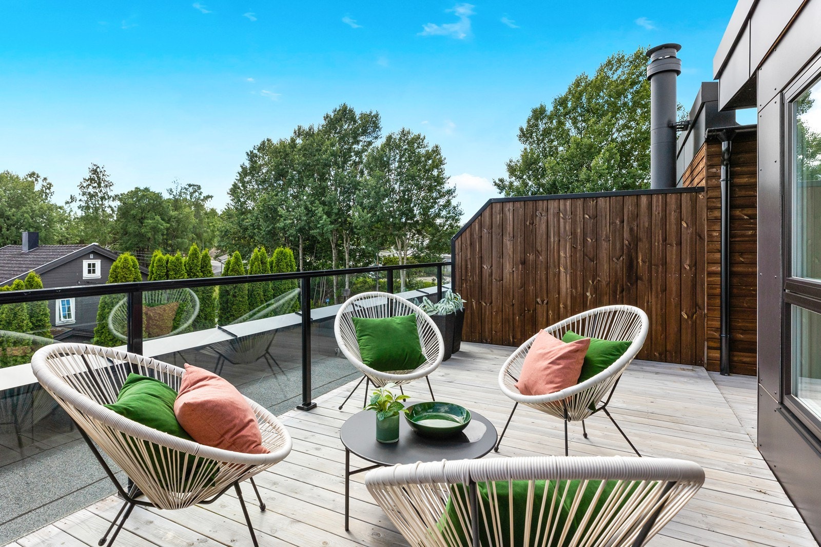 Også her er det satt opp skjermvegger/levegger mot tilliggende naboer Galleribilde