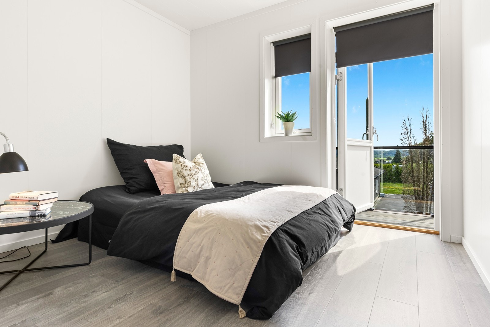 Soverom 3 - også med lyse overflater og god plass til dobbeltseng. I fra dette rommet er det utgang til luftebalkong med glassrekkverk Galleribilde