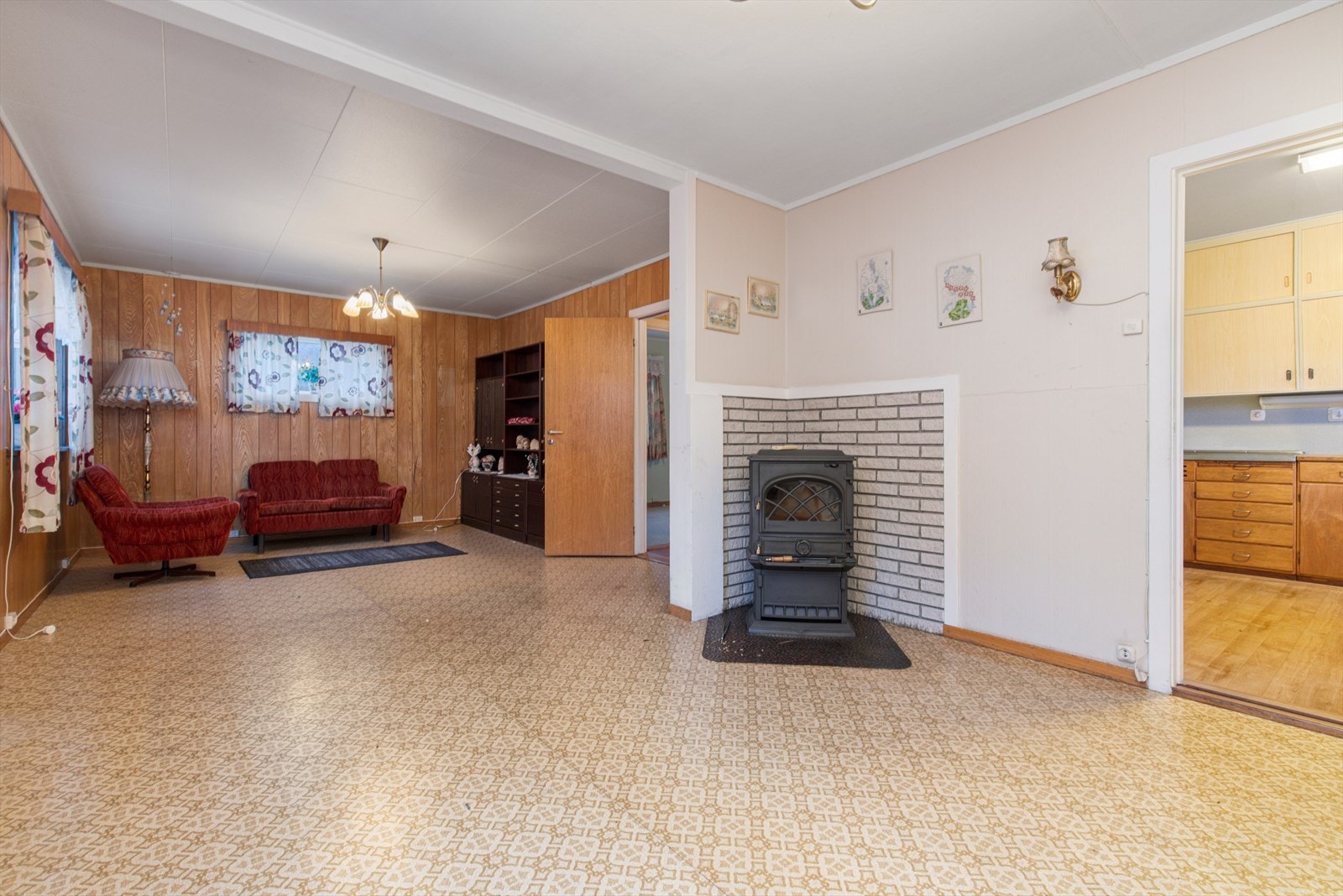 Stue har både peis og varmepumpe Galleribilde