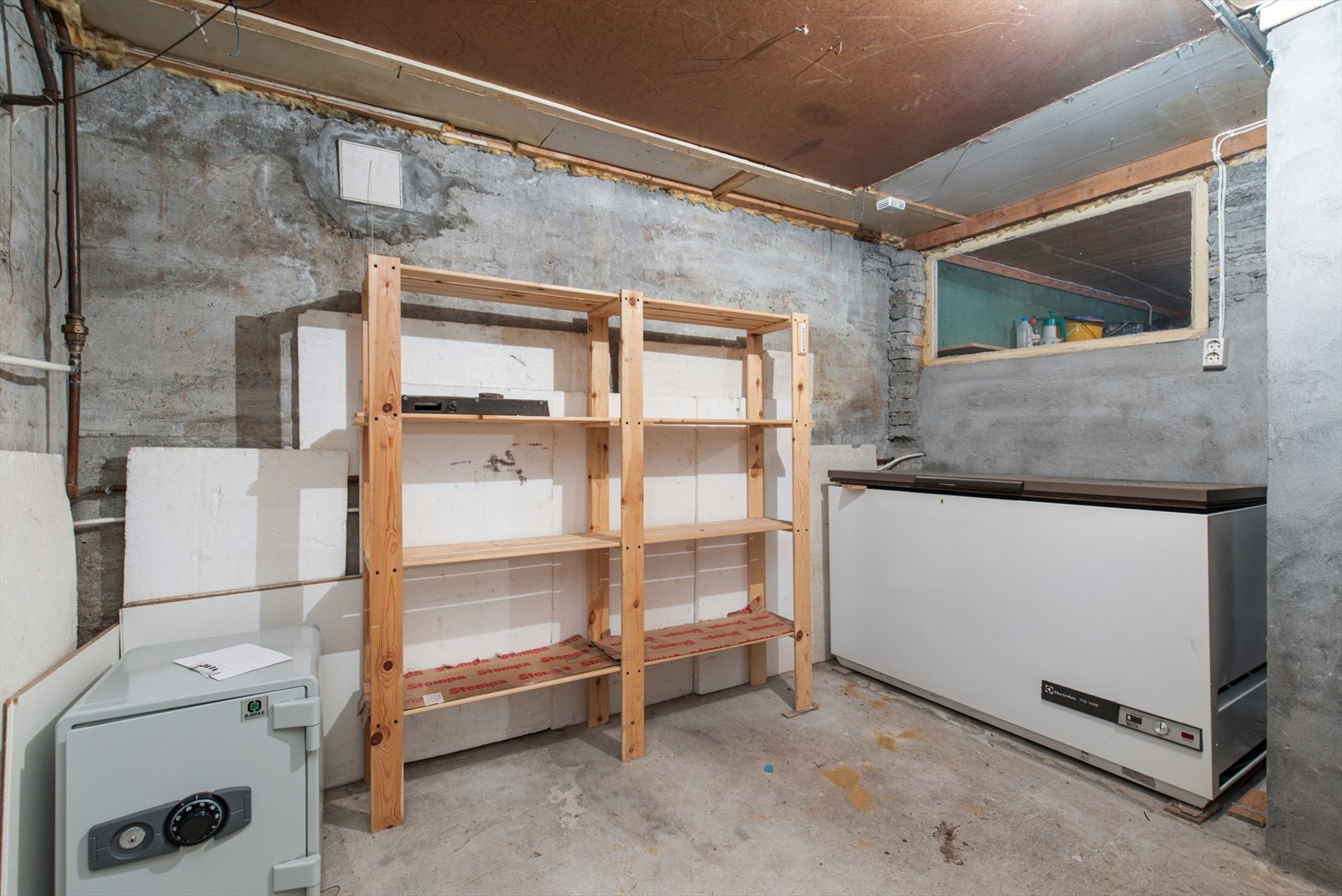 Grovkjeller med mye lagringsplass Galleribilde