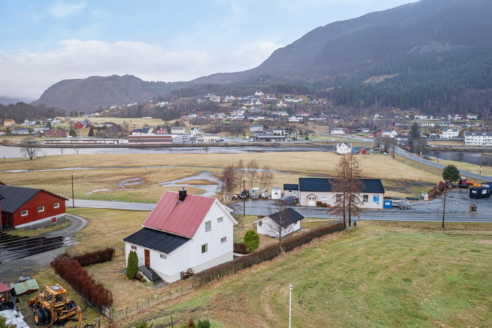 Eiendommen en sentralt beliggende på Åheim Galleribilde
