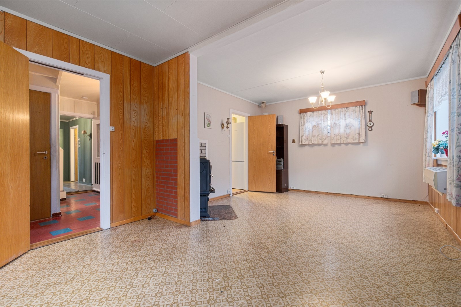 Romslig stue med to naturlige soner Galleribilde