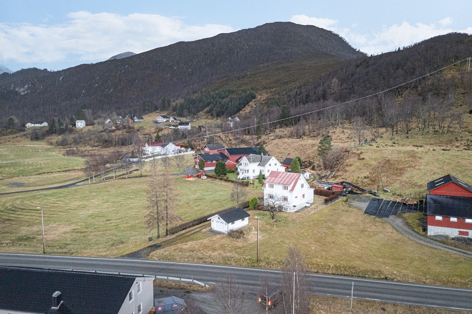 Eiendommen har garasje fra år 2000 Galleribilde