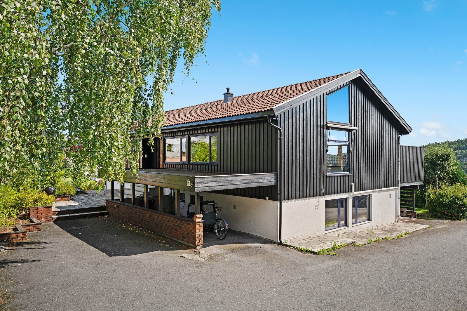 Asfaltert adkomst med carport og ekstra parkeringsplass Galleribilde