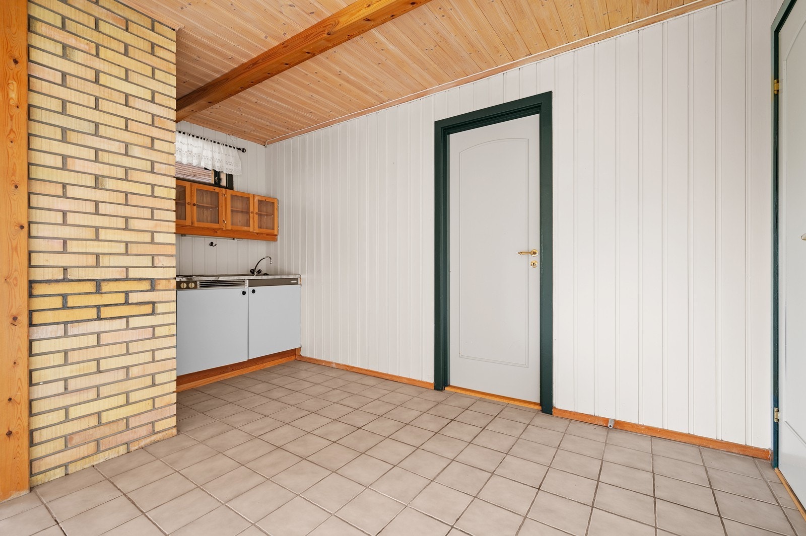 I kjellerstuen er det et eget hybelkjøkken. Dette er på opprinnelige plantegninger tegnet inn som en hybel. Galleribilde