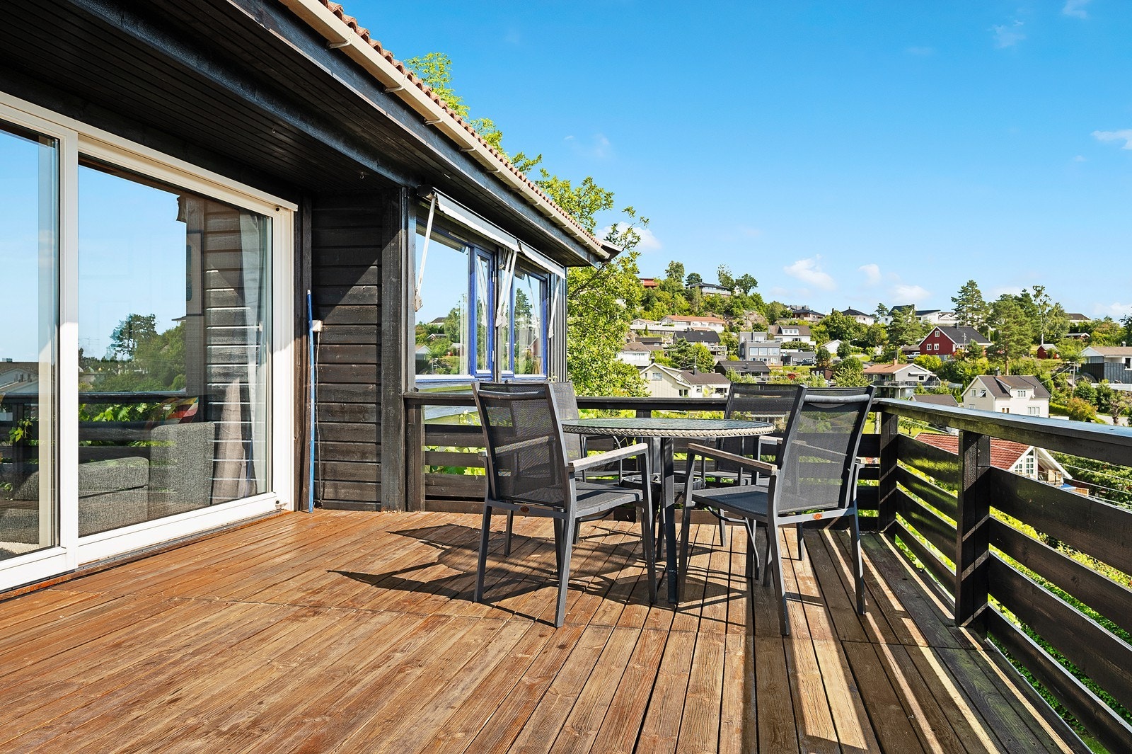 Verandaen har godt med plass til sittegruppe, grill etc. Galleribilde
