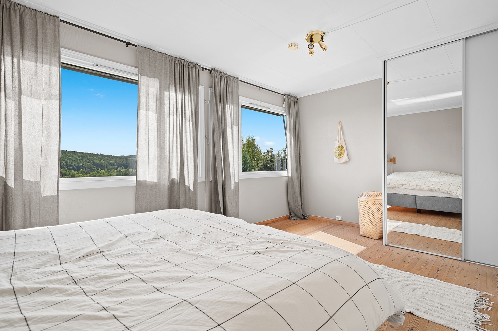 Soverommet har god plass til dobbeltseng, og er utstyrt med skyvedørsgarderobe som medfølger Galleribilde