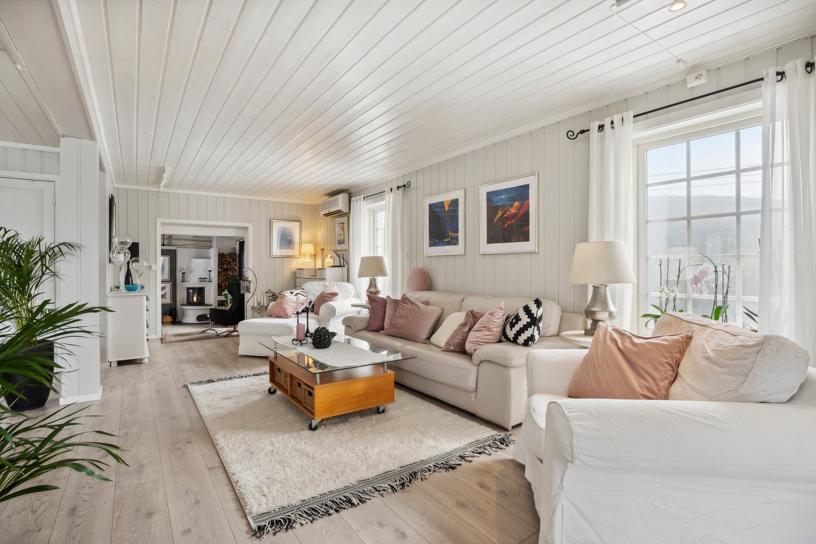 Lys og romslig stue med store vindusflater Galleribilde