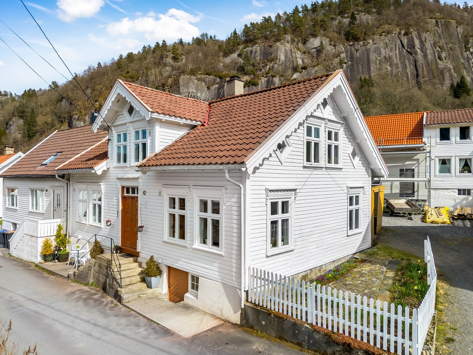 Velkommen til Nedre Feda 42! Et idyllisk beliggende sørlandshus med sjarmerende trekk. Galleribilde