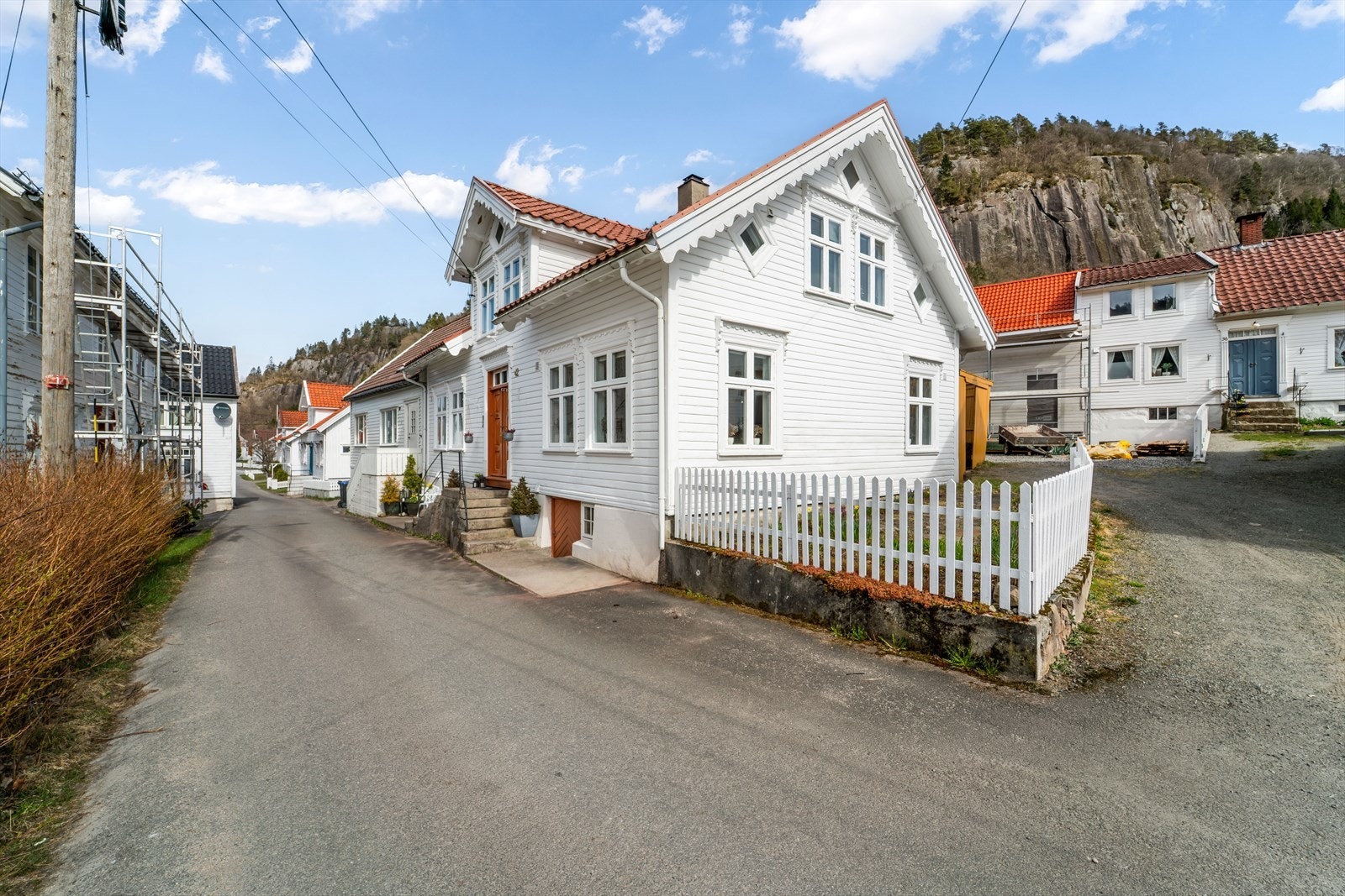 Klassisk sørlandshus med flotte utskjæringer Galleribilde
