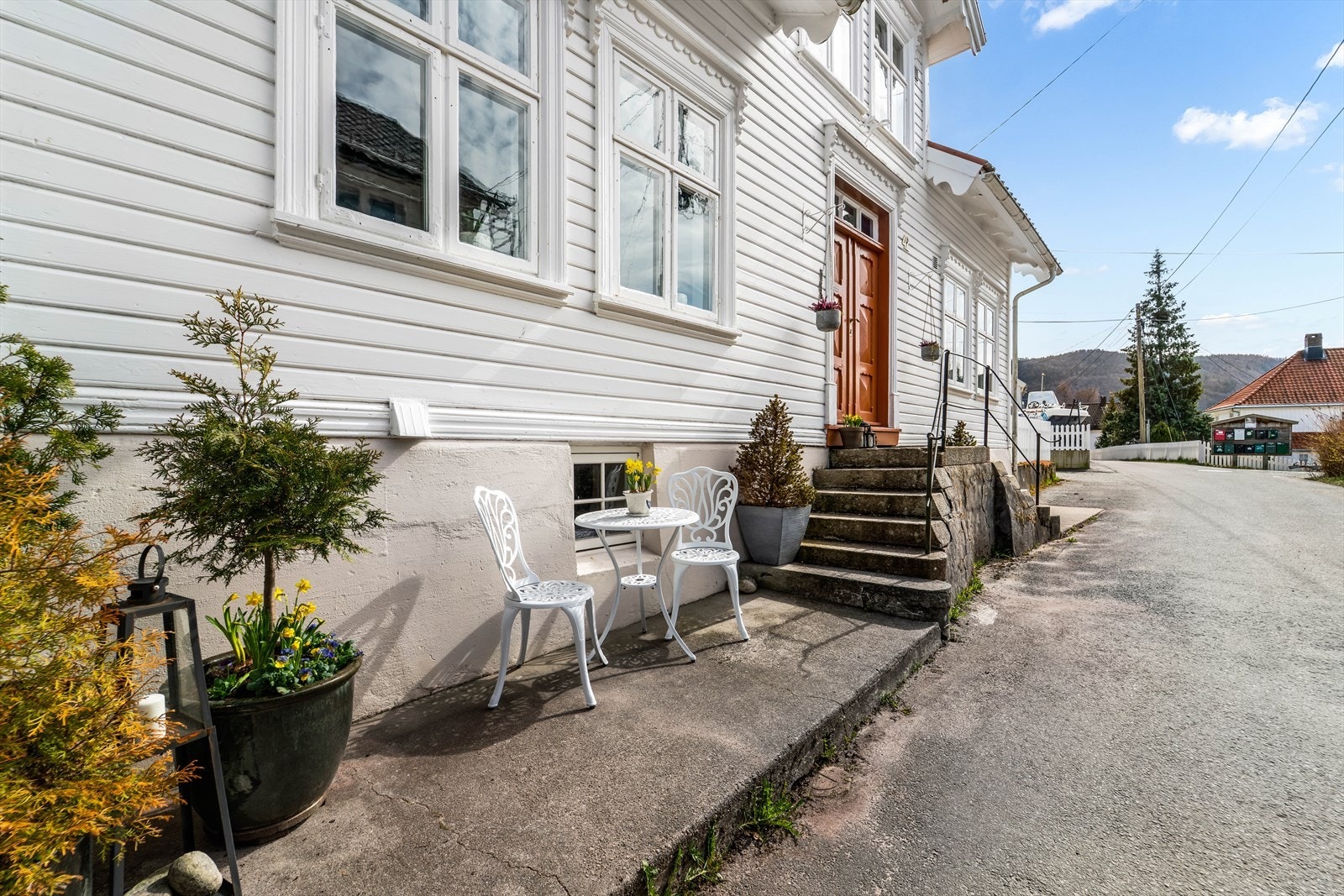 Koselige uteplasser og med umiddelbar nærhet til elven/sjøen. Galleribilde