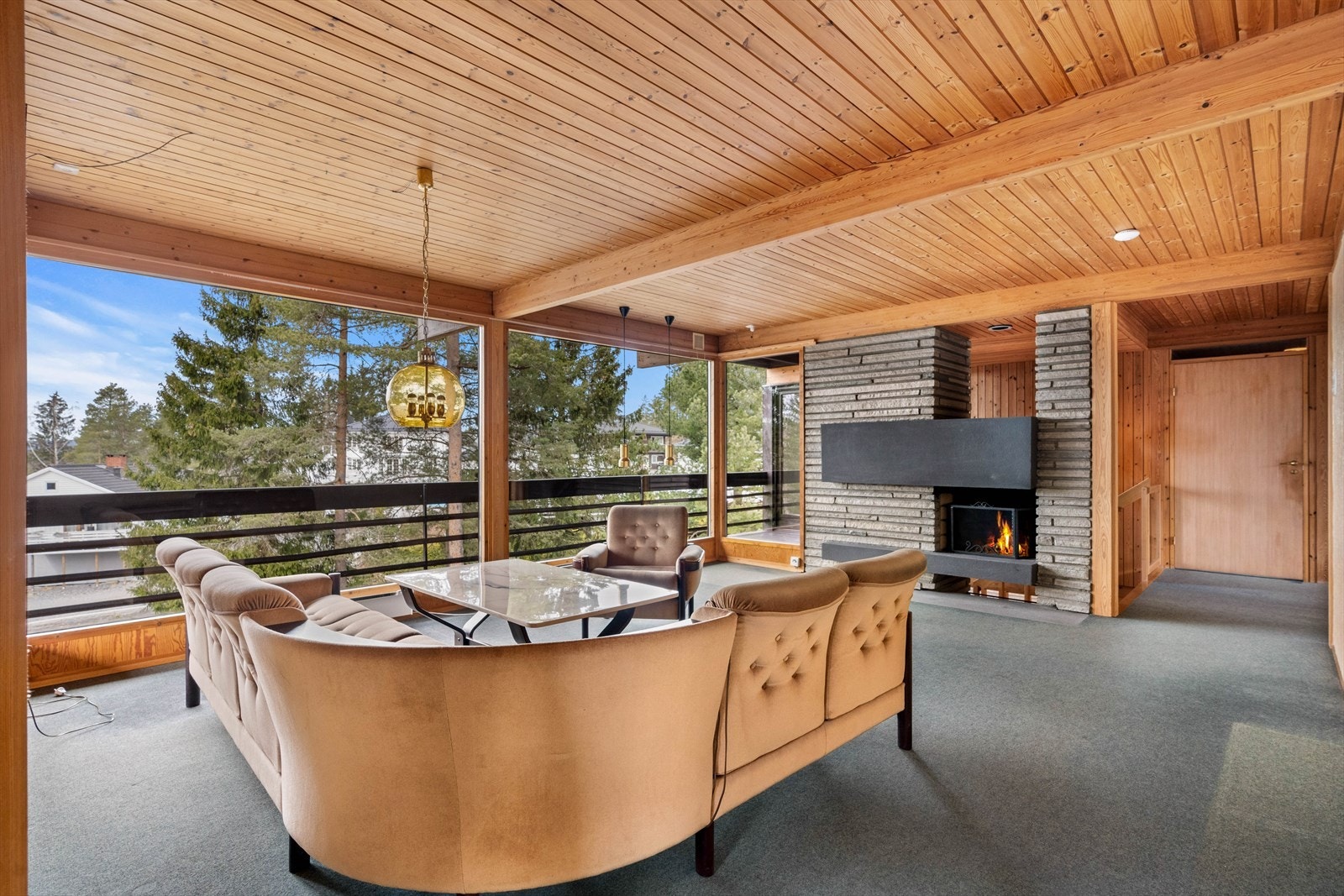 Arkitekten har utformet en unik løsning for åpen peis med pussede framtrukne murte felt under og over peisen. Galleribilde