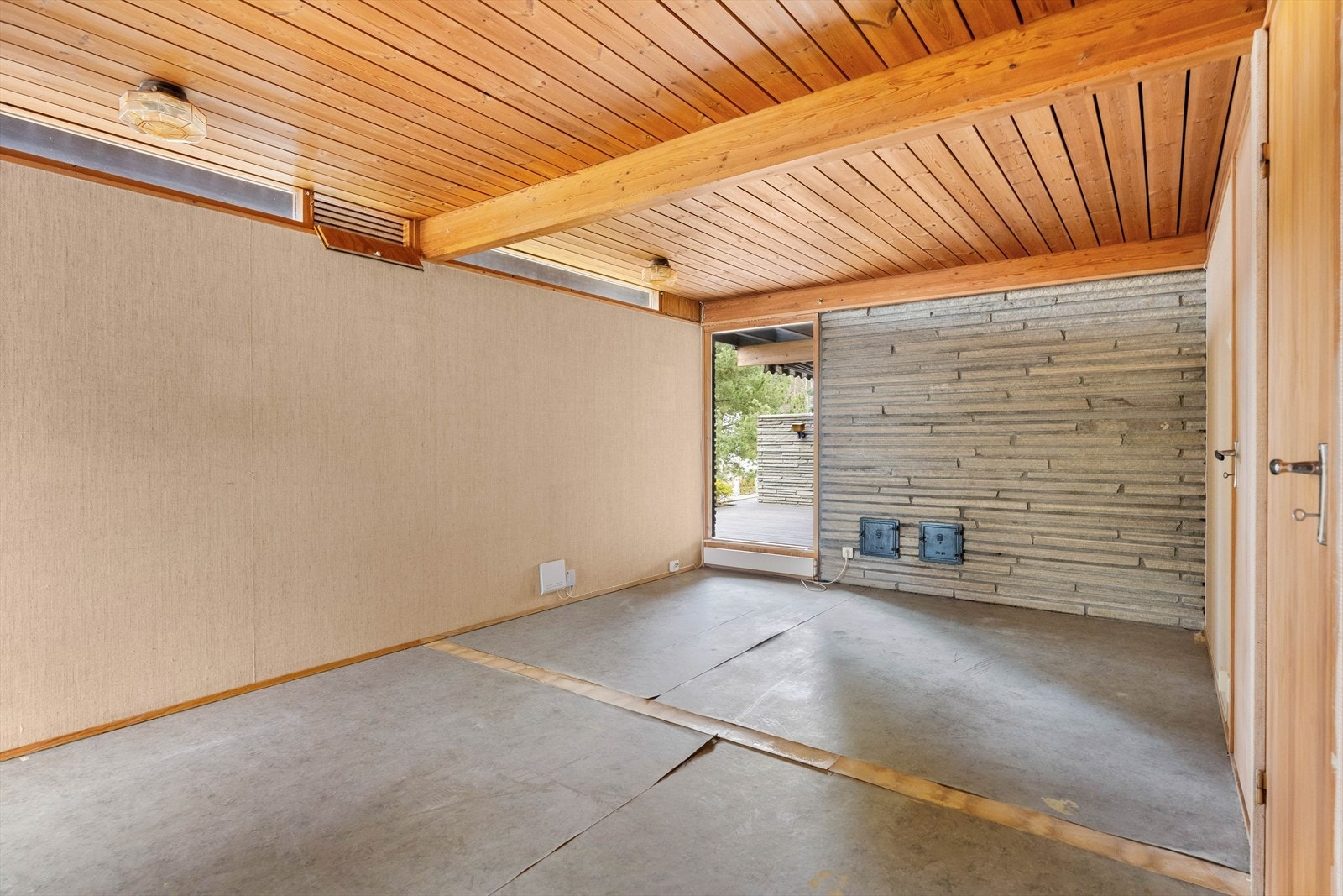 Rommet har store vindusflater, men er per dagens standard ikke regnet som rom for varig opphold. Se punktet Ferdigattest for mer informasjon. Galleribilde