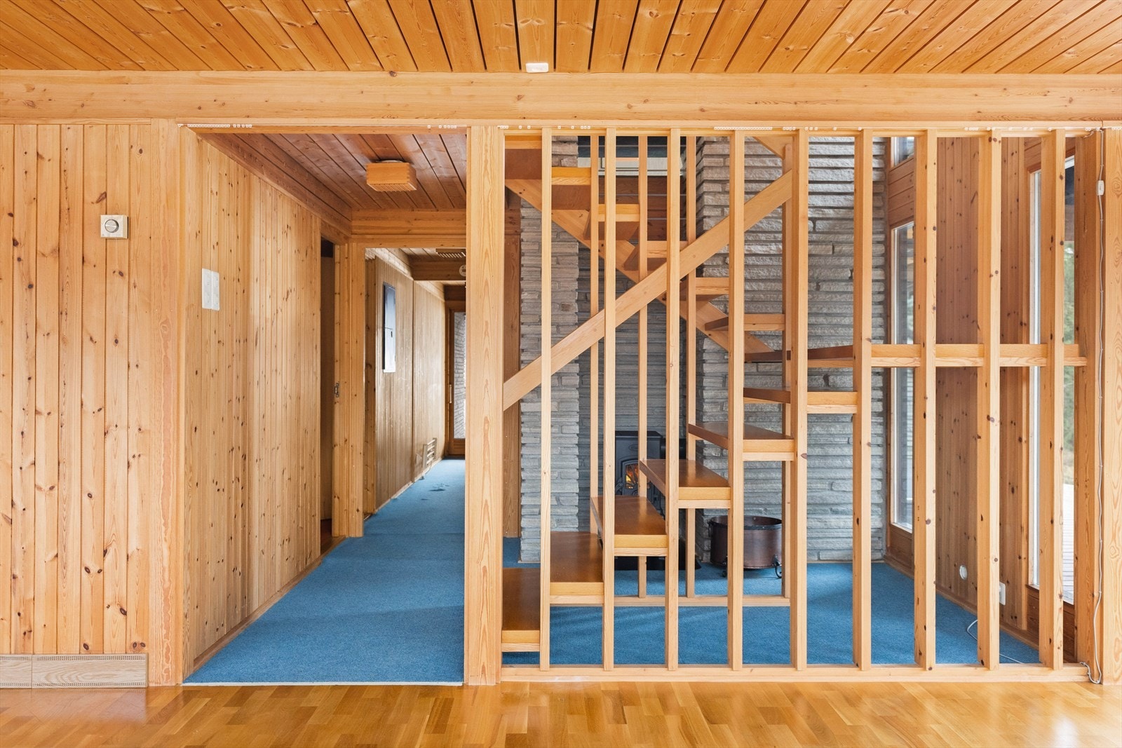 Ved trappen er det montert en vedovn. Galleribilde