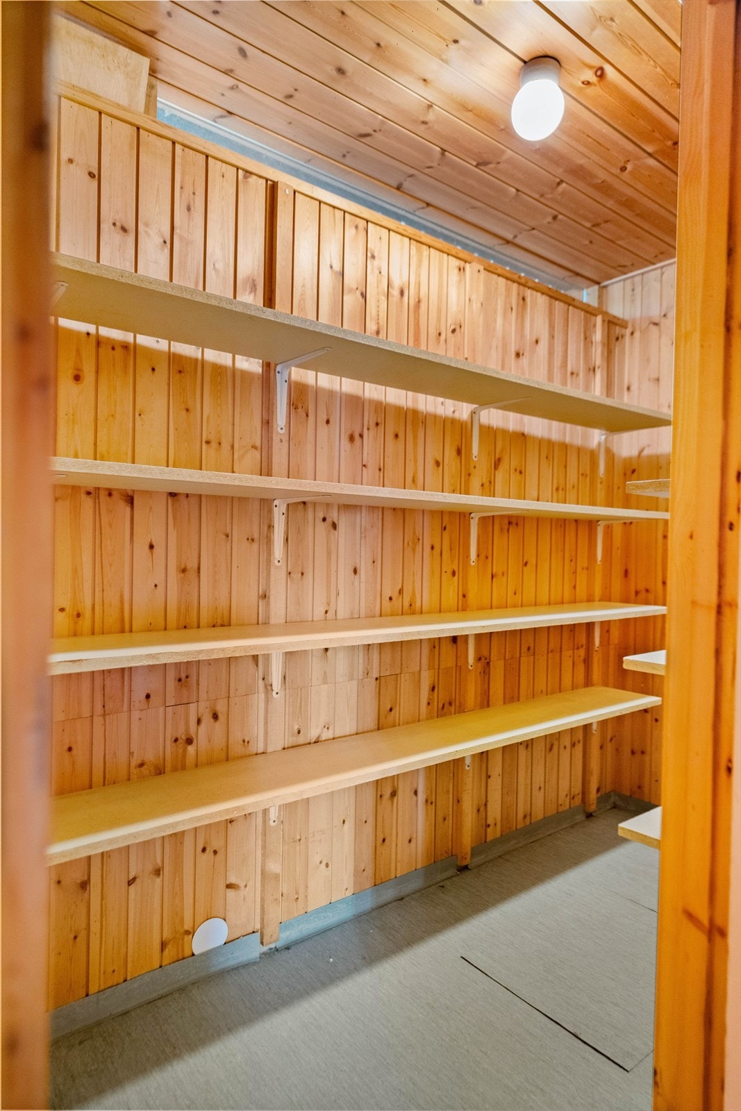 I tillegg rommer etasjen boder velegnet for oppbevaring og lagring. Galleribilde