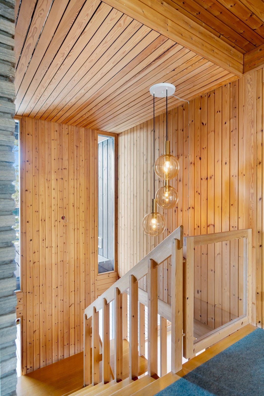 Fra gangen er det en flott åpen trapp ned til underetasjen. Galleribilde