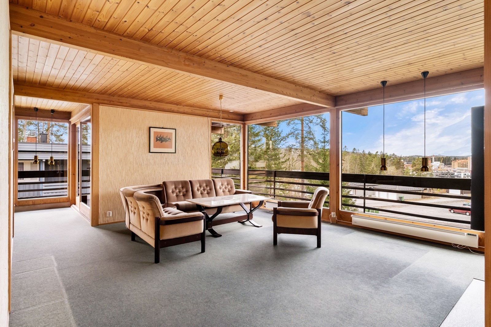 Videre innenfor forstuen ligger stuen. Rommet er av fin størrelse, med flere innredningsmuligheter. Galleribilde