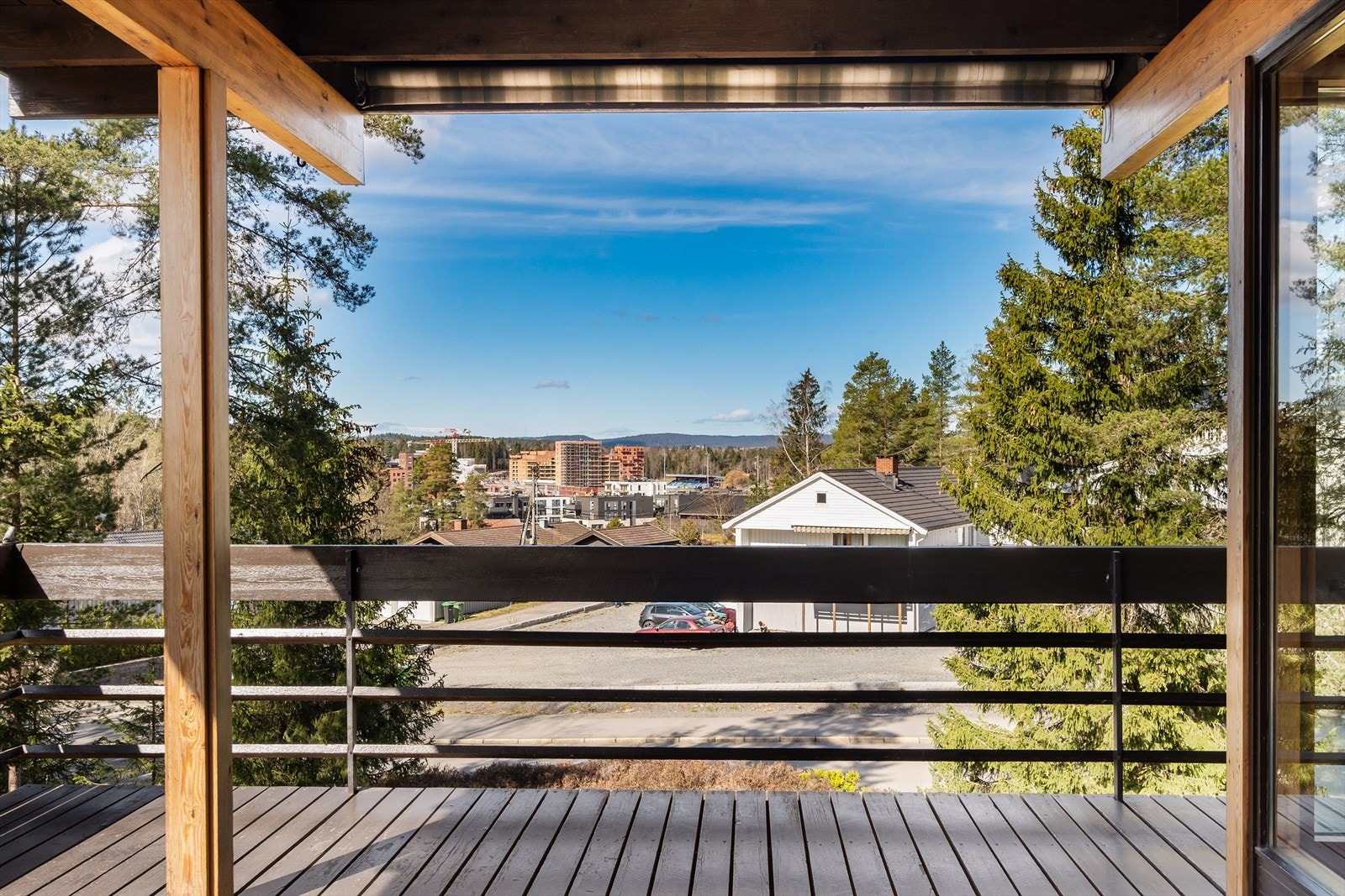 Uteområdet har flotte utsiktsforhold mot nærområdet. Galleribilde