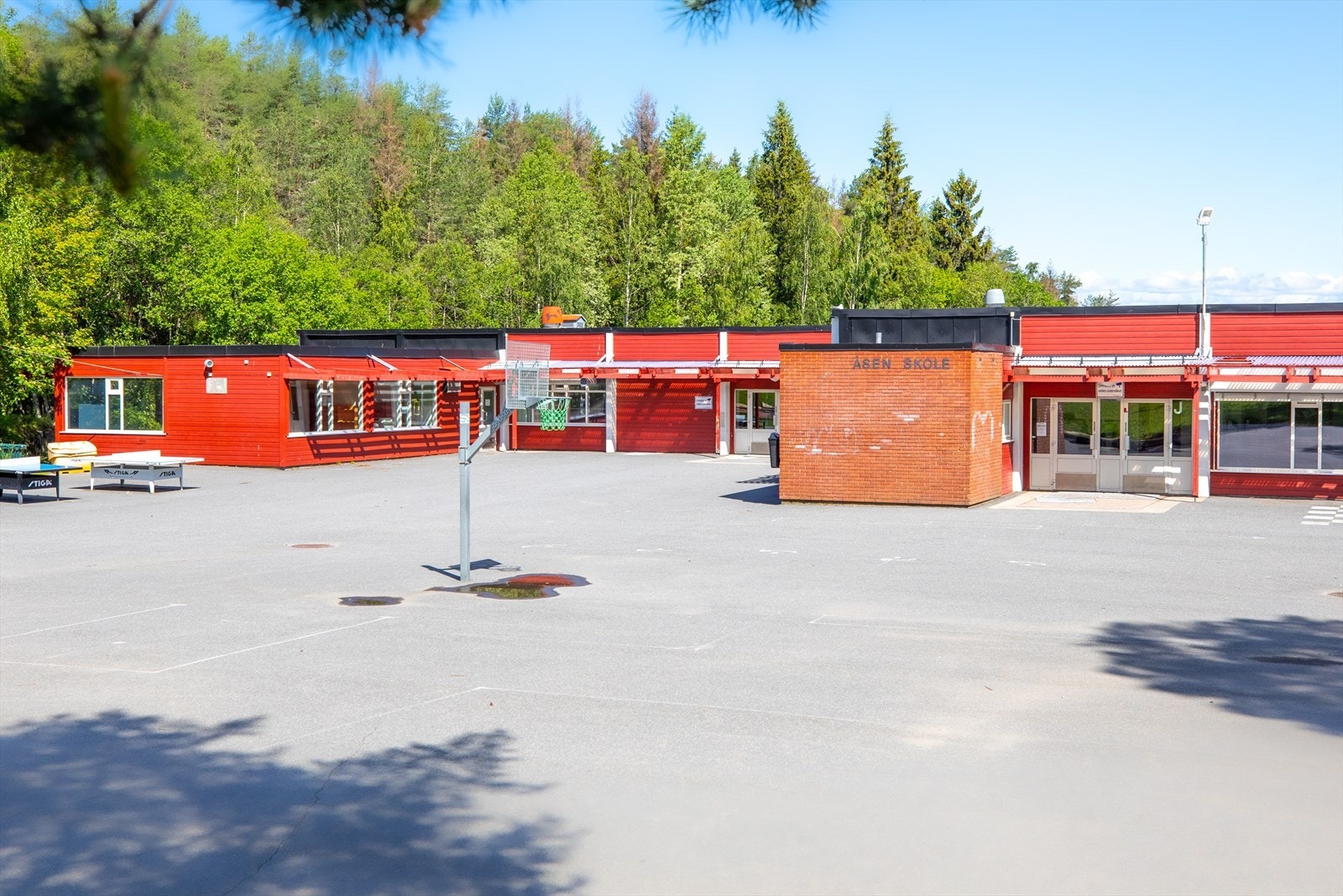 Åsen skole (1-7 trinn) er en av flere skoler i nabolaget. Galleribilde