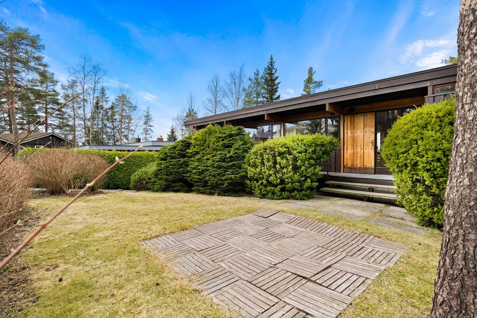 Boligen ligger fint i terrenget, med sen-funksjonalistisk stil samt bevisst bruk av liggende oppdalsskifer og glassflater. Galleribilde