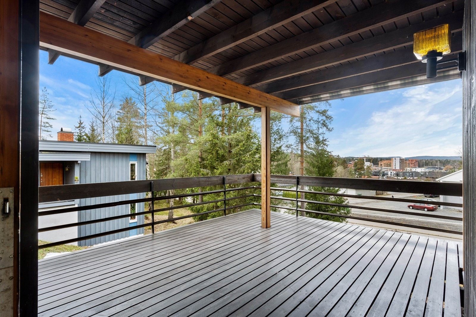 Uteplassen er overbygget, og det er montert solskjerming. Galleribilde