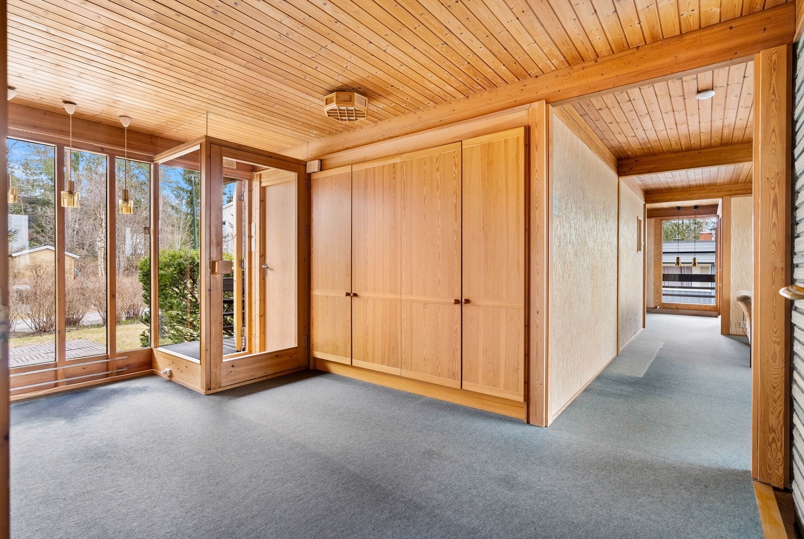 Her er det plass til å henge fra seg yttertøy og sette fra seg sko i plassbygget garderobe. Galleribilde