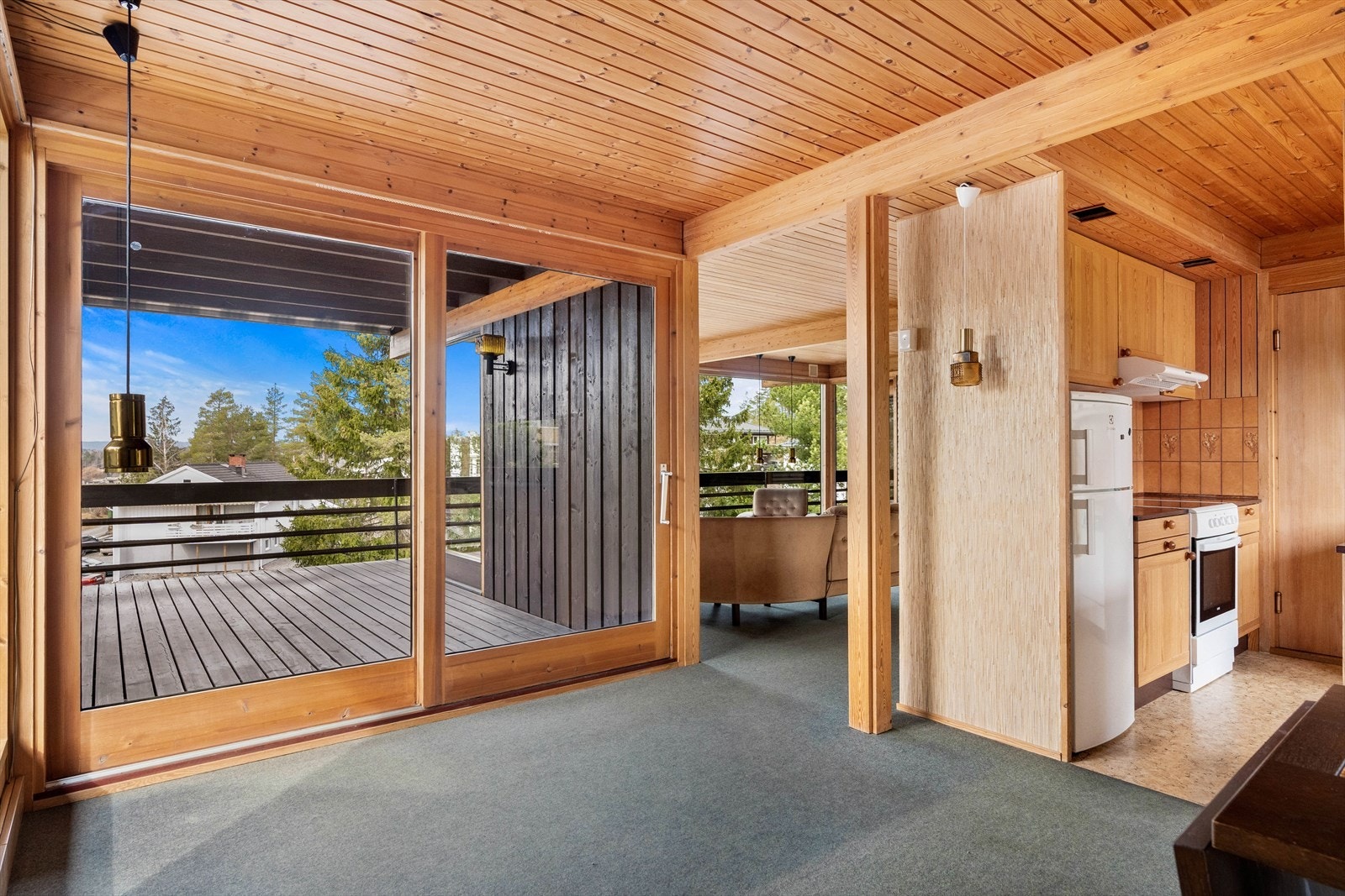 Spisestuen får sin naturlige plass mot kjøkkenet. Fra spisestuen er det skyvedør ut til den herlige terrassen, som strekker seg rundt tre av husets vegger. Galleribilde